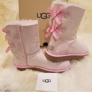 Brand new Pink Bailey Bow UGG Booties🧦
Perfect for the upcoming winter/gifting☁️